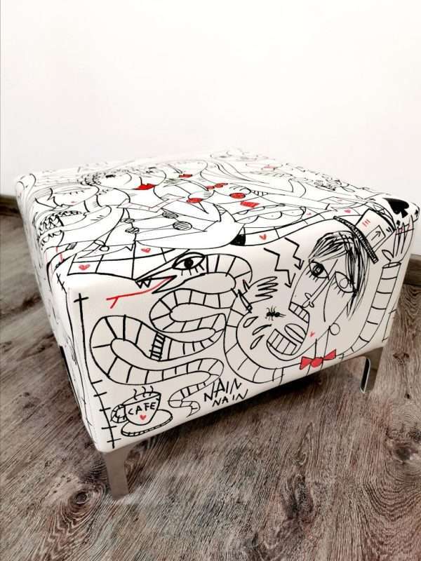 Puff di ecopelle disegnato da Alessandro Siviglia con pennarello nero e rosso su fondo bianco. Pezzo di arredo di design.