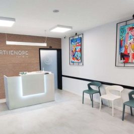 Physiotherapiepraxis "Fisiopartenope" in Neapel mit Empfang für Physiotherapiepatienten, die die zeitgenössische Kunst von Alessandro Siviglia genießen können, während sie darauf warten, an der Reihe zu sein.