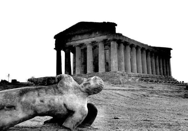 Fotografia in bianco e nero della scultura di Icaro davanti al tempio della Concordia di Agrigento.