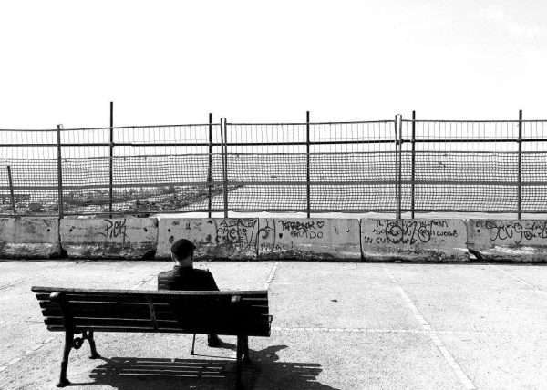 Questa "Vista Mare" particolare si trovava a Salerno sul lungomare nel quartiere di Mercatello. La persona sulla panchina purtroppo non si può godere del tutto il panorama in quanto bruscamente interrotto da una recensione da cantiere.