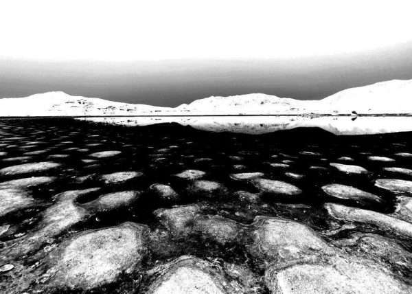 "Saltlake Negative" è la versione in negativo della stessa immagine "Saltlake". Una fotografia in bianco e nero, nella quale si vede un lago che si trova vicino al mare nella zona di Chia in Sardegna. Il lago d'estate si asciuga tantissimo e rimane tutto il sale che rende il paesaggio quasi lunare.