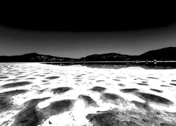 "Saltlake" è una fotografia in bianco e nero. Si vede un lago che si trova vicino al mare nella zona di Chia in Sardegna. Il lago d'estate si asciuga tantissimo e rimane tutto il sale che rende il paesaggio quasi lunare.