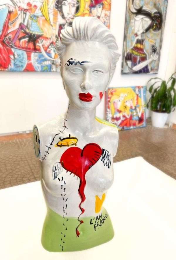 Scultura contemporanea colorata con acrilico e rifinito con resina trasparente lucida