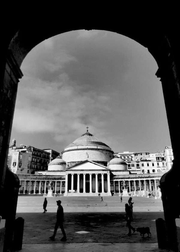 Fotografia in bianco e nero della Piazza del Plebiscito scattata dal portone del Palazzo Reale a Napoli.