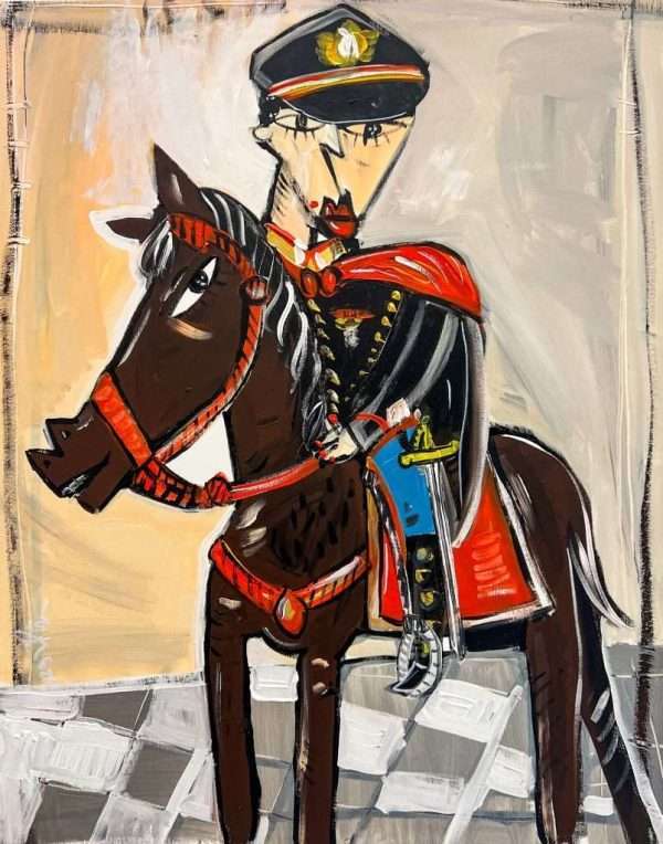 Ritratto di un poliziotto a cavallo in alta uniforme su un fondo chiaro color grigio e sabbia. Il cavallo marrone scuro ha il sottosella e i redini rosso. Perfetto regalo a Natale per un cavalleggero.